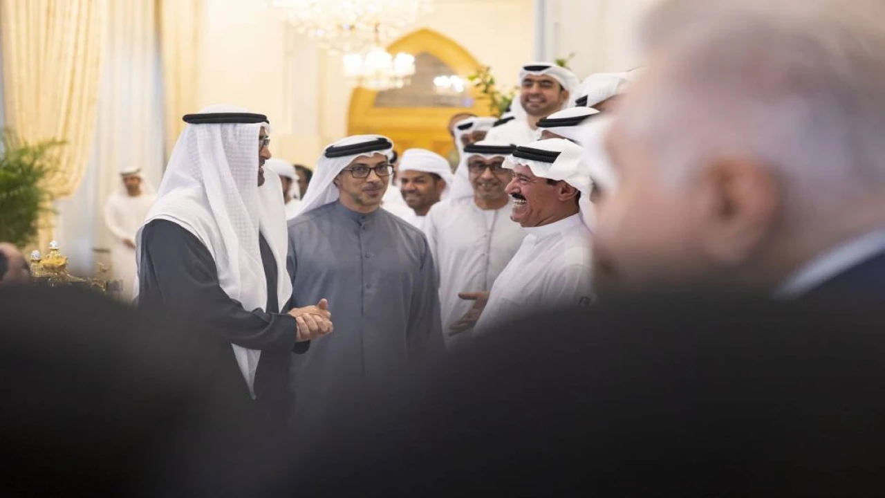 رئيس الدولة يلتقي بفريق هجن الرئاسة في حدث بارز